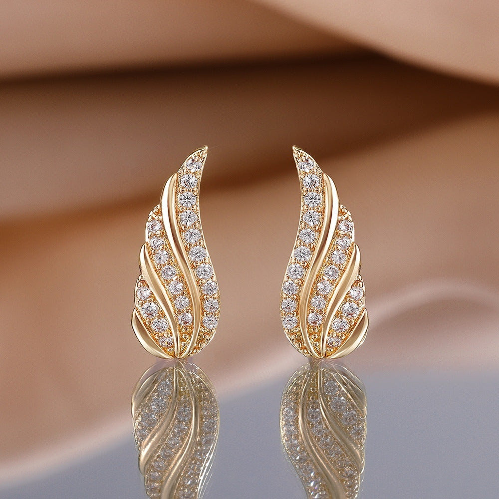 Pendientes modernos con diseño de hojas en pavé | Oro