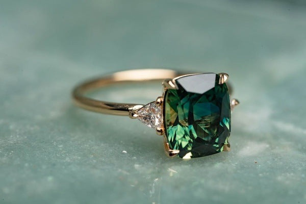 Anillo con piedra preciosa verde de inspiración vintage | Oro