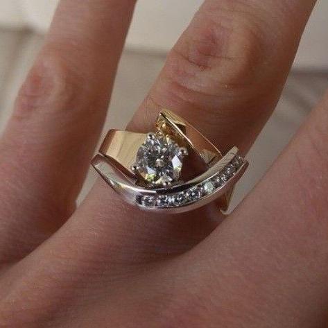 Anillo antiguo de circonita dorada y plateada de forma irregular | Oro mixto